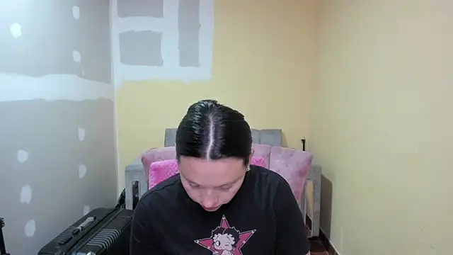 lauraguzman online show from May 8, 2026, 3:32 am
