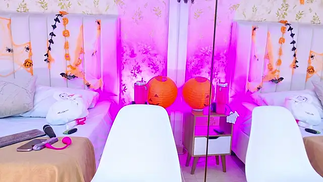 Mia-Monroe online show from November 3, 2025, 3:01 am