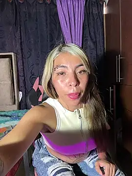 Snapshot of alanaanddaphne chatting on May 19, 2026, 10:06 pm alanaanddaphne online show from May 19, 2026, 10:06 pm