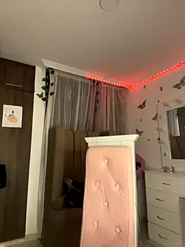 lina pink online show from September 24, 2025, 2:40 am