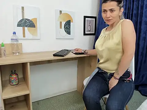 Snapshot of Emma_Jnes chatting on January 16, 2025, 10:23 pm Emma Jnes online show from January 16, 2025, 10:23 pm