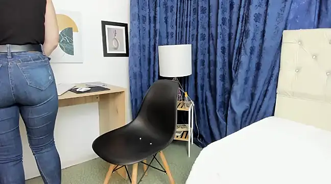 Snapshot of Emma_Jnes chatting on December 2, 2024, 9:12 pm Emma Jnes online show from December 2, 2024, 9:12 pm