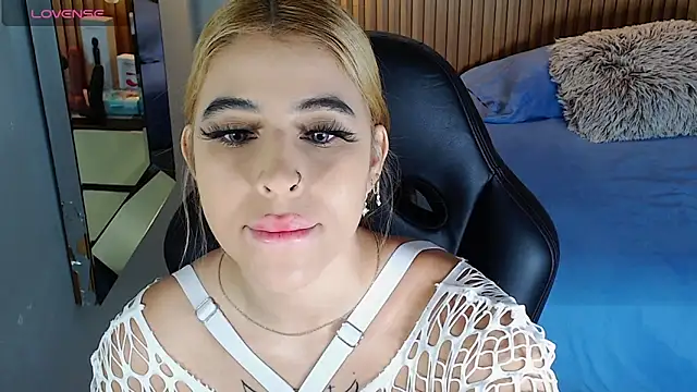 LUCYAMARS1 online show from October 30, 2025, 12:25 pm