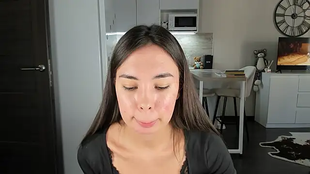 nilliluv online show from February 1, 2026, 9:51 am