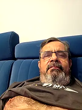 axecoman60 online show from May 17, 2026, 8:09 pm