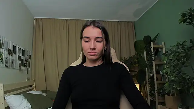 Bellla Haddid online show from December 2, 2025, 3:03 pm