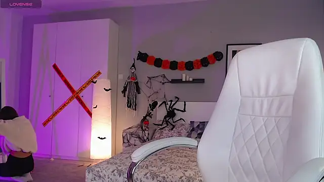 Bellla Haddid online show from October 29, 2025, 1:37 am