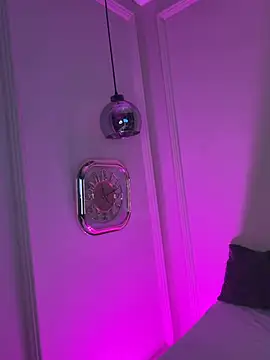 Lola King online show from May 13, 2026, 4:52 am