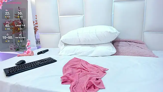 Snapshot of SaraDreamss chatting on March 8, 2025, 11:39 pm SaraDreamss online show from March 8, 2025, 11:39 pm