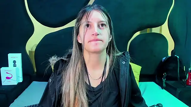 GiaRoussel online show from October 21, 2025, 3:11 pm