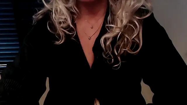 Snapshot of JenniLowen chatting on October 12, 2025, 12:06 pm JenniLowen online show from October 12, 2025, 12:06 pm