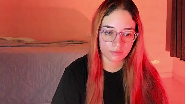 Snapshot of atenas_05_ chatting on April 15, 2026, 9:26 am atenas 05 online show from April 15, 2026, 9:26 am