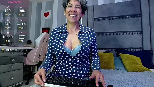 Snapshot of Julianewell chatting on February 9, 2026, 12:25 pm Julianewell online show from February 9, 2026, 12:25 pm