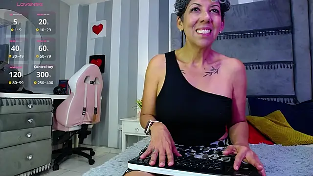 Julianewell online show from July 24, 2026, 12:12 pm