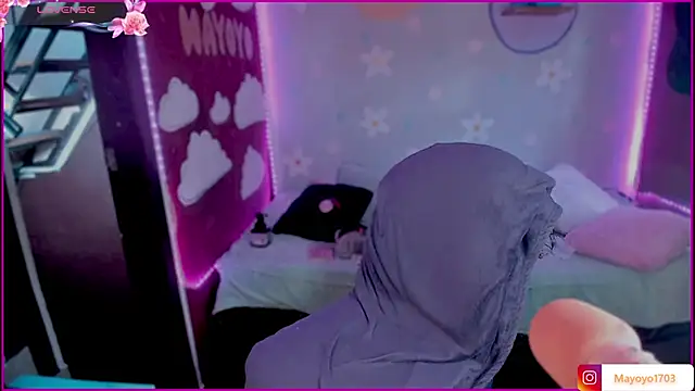 kiki cavilll online show from December 18, 2025, 2:32 pm