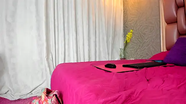 Snapshot of KOURTNEY-- chatting on February 10, 2026, 2:32 am KOURTNEY-- online show from February 10, 2026, 2:32 am