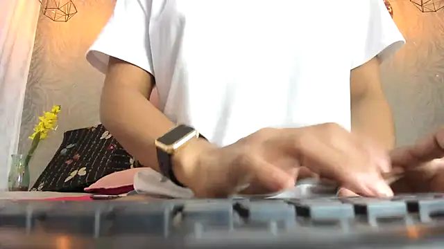 Snapshot of KOURTNEY-- chatting on February 7, 2026, 2:30 am KOURTNEY-- online show from February 7, 2026, 2:30 am