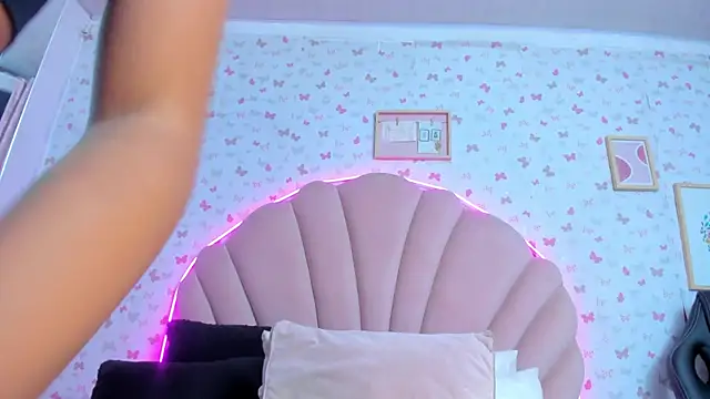 ashlyleee  online show from December 9, 2024, 11:58 am