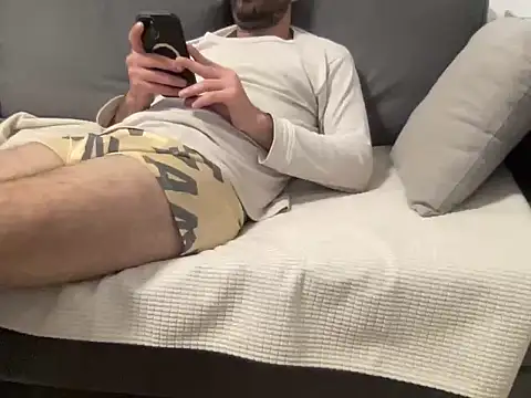 4small4inchlol online show from March 27, 2026, 11:16 pm