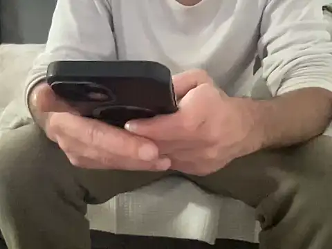 4small4inchlol online show from March 23, 2026, 2:39 pm