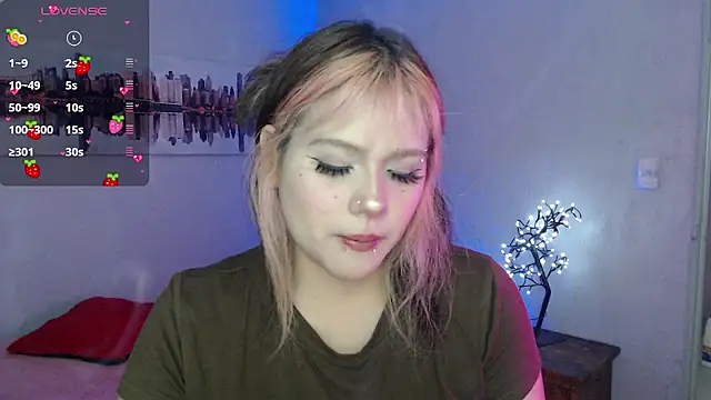 Snapshot of mixie_cute chatting on December 3, 2024, 7:50 pm mixie cute online show from December 3, 2024, 7:50 pm