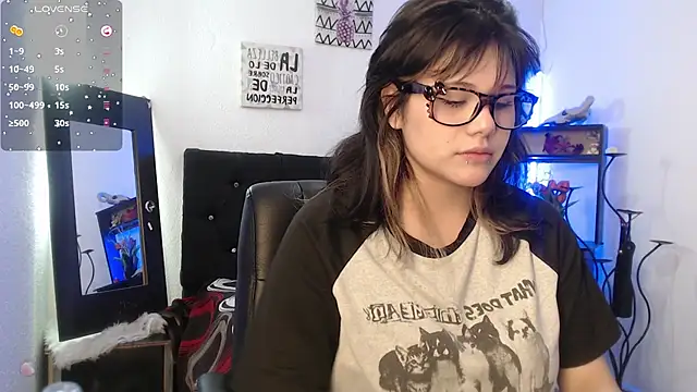 Snapshot of mixie_cute chatting on November 4, 2025, 1:26 pm mixie cute online show from November 4, 2025, 1:26 pm