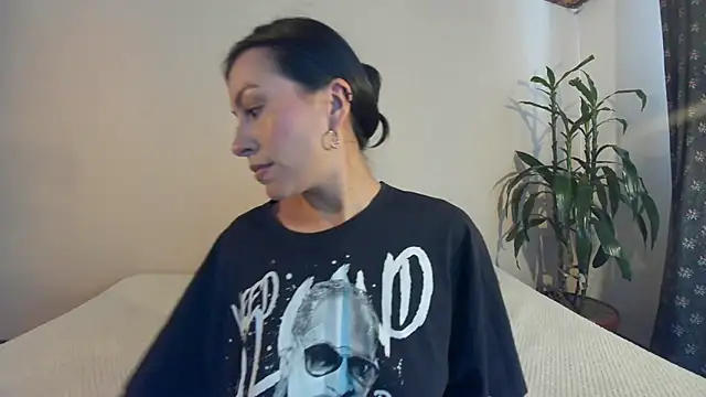 Snapshot of EmiGomez_ chatting on March 8, 2025, 7:53 pm EmiGomez online show from March 8, 2025, 7:53 pm