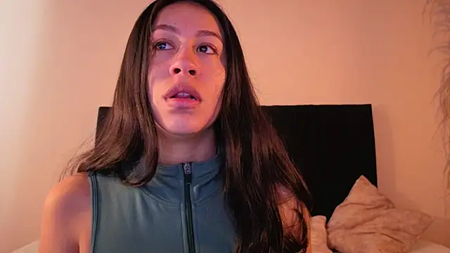 EmiGomez  online show from November 8, 2025, 1:36 pm