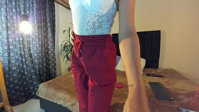 Snapshot of EmiGomez_ chatting on February 28, 2025, 8:07 pm EmiGomez online show from February 28, 2025, 8:07 pm