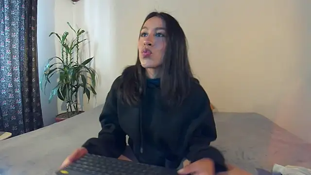 Snapshot of EmiGomez_ chatting on February 11, 2025, 7:16 pm EmiGomez online show from February 11, 2025, 7:16 pm