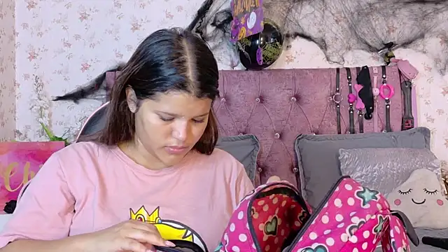 Snapshot of AvrillThomas chatting on October 25, 2025, 1:23 pm AvrillThomas online show from October 25, 2025, 1:23 pm