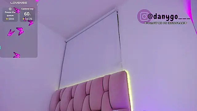 ZarianaEvanz online show from November 28, 2025, 11:49 pm