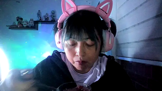 Shaddycute  online show from June 6, 2026, 1:44 am