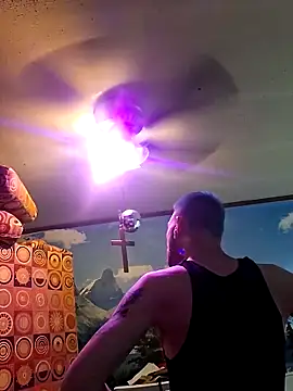 Snapshot of gettinit2wice chatting on February 8, 2026, 12:03 pm gettinit2wice online show from February 8, 2026, 12:03 pm