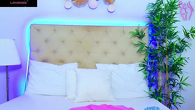 DaliyaArabian online show from November 11, 2025, 1:06 pm