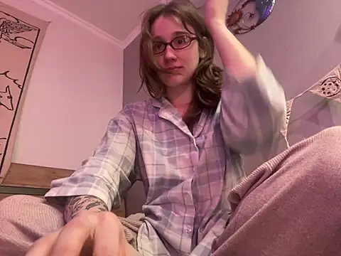 Baby Li  online show from February 5, 2025, 4:47 pm