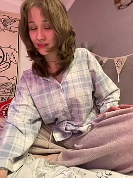 Baby Li  online show from December 22, 2024, 3:11 pm