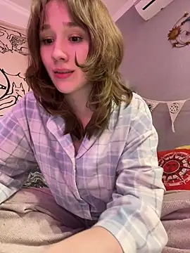 Baby Li  online show from December 19, 2024, 6:01 pm