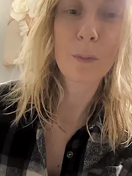 AvelinaLeoni online show from November 10, 2025, 7:02 am