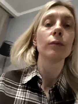 AvelinaLeoni online show from May 4, 2026, 7:44 am