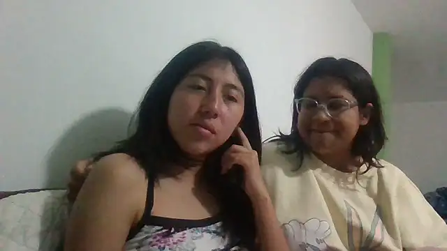 sarah12333 online show from June 4, 2026, 3:22 am