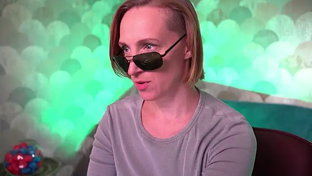 UmaTruewoman online show from December 23, 2025, 5:51 am