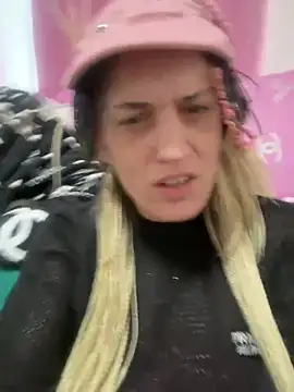 Haleytightlips1986 online show from April 18, 2026, 6:43 pm