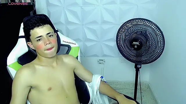 Snapshot of bby_santi chatting on December 5, 2024, 7:00 pm bby santi online show from December 5, 2024, 7:00 pm