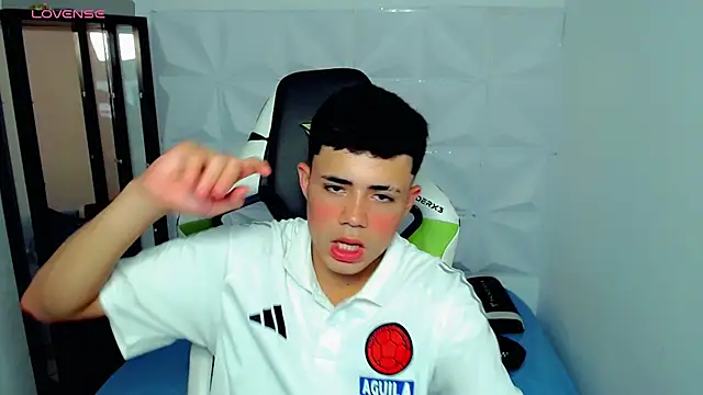 Snapshot of bby_santi chatting on December 17, 2024, 7:15 pm bby santi online show from December 17, 2024, 7:15 pm