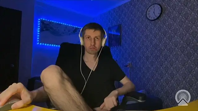 Aki-Laky online show from April 13, 2026, 7:29 pm