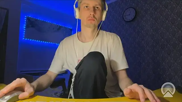 Aki-Laky online show from December 22, 2025, 7:47 pm