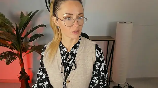 LadyIzabel online show from February 22, 2025, 4:40 am