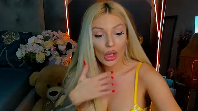 glossy blondegirl online show from October 8, 2025, 1:23 pm