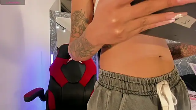 AriRobert  online show from November 4, 2025, 3:32 am